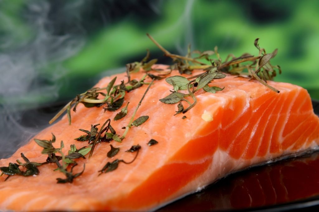 Lachs mit Kräutern auf dem Grill