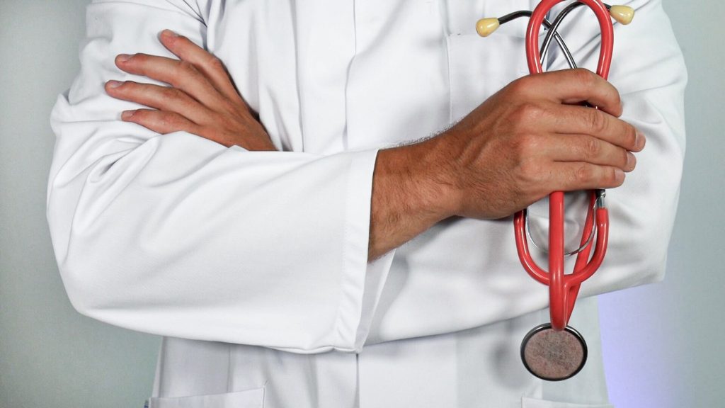 Arzt mit einem Stethoskop in der Hand als Symbol für die Gefährlichkeit von innerem Bauchfett