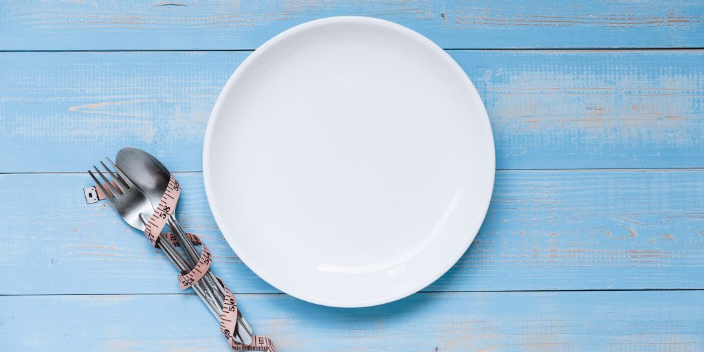 Leerer Teller passend zur Frage, ob Fasten gesund ist.