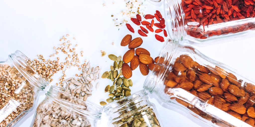 Verschiedene Lebensmittel, die viele Ballaststoffe bzw. Nahrungsfasern haben