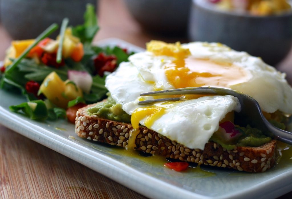 Wie wichtig ist die Proteinzufuhr. Brot mit Ei