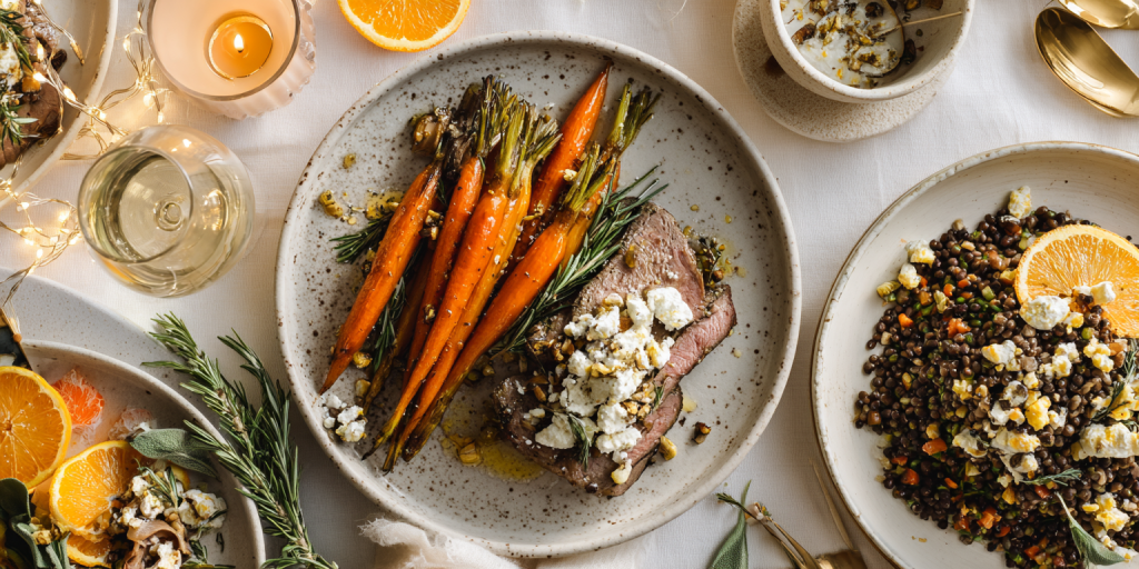 Weihnachtliche Gerichte auf einer Tafel angerichtet